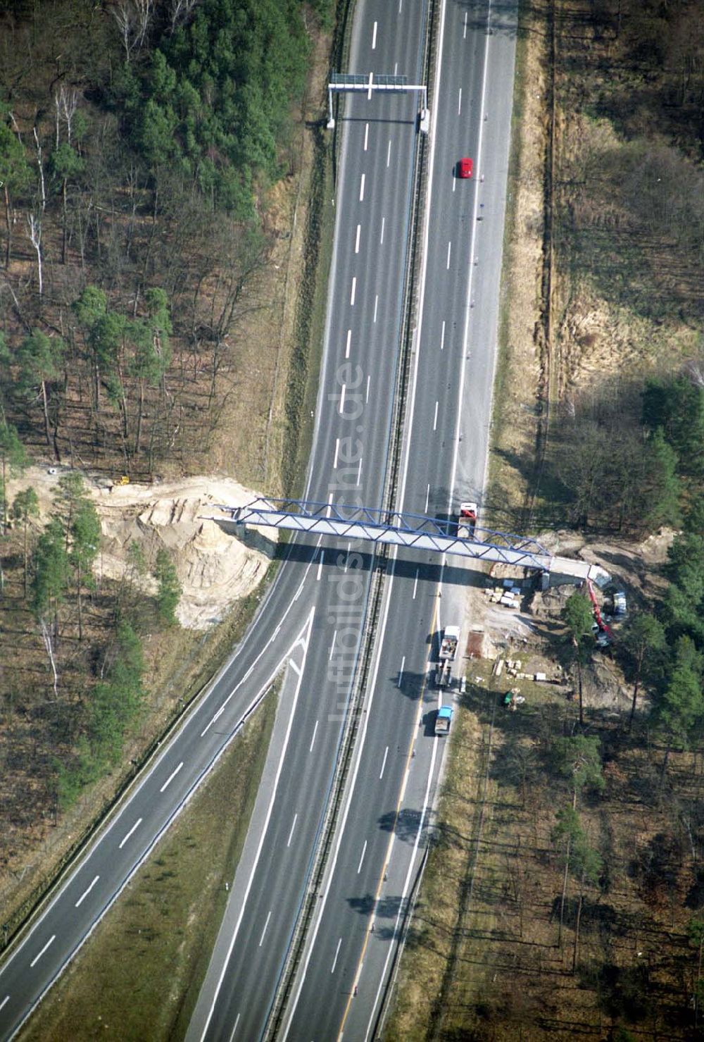 Luftaufnahme POTSDAM - Fußgängerbrückenbau an der Autobahnabfahrt Babelsberg