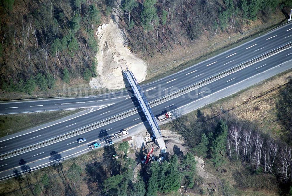 POTSDAM von oben - Fußgängerbrückenbau an der Autobahnabfahrt Babelsberg