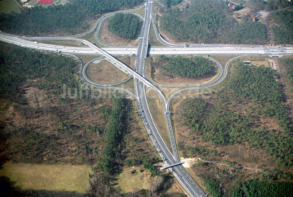 POTSDAM aus der Vogelperspektive: Fußgängerbrückenbau an der Autobahnabfahrt Babelsberg