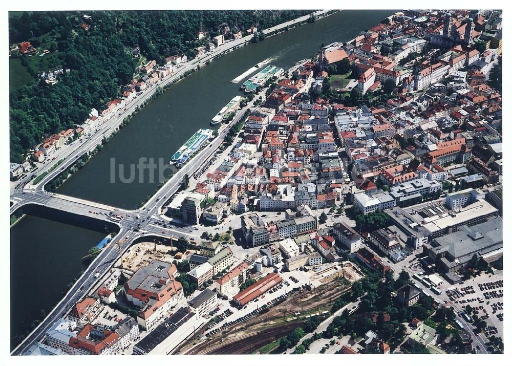 Passau / Bayern von oben - Fußgängerzone in der Altstadt von Passau am Hauptbahnhof. Eine Planungsfläche der ECE-Projektmanagement GmbH Hamburg.