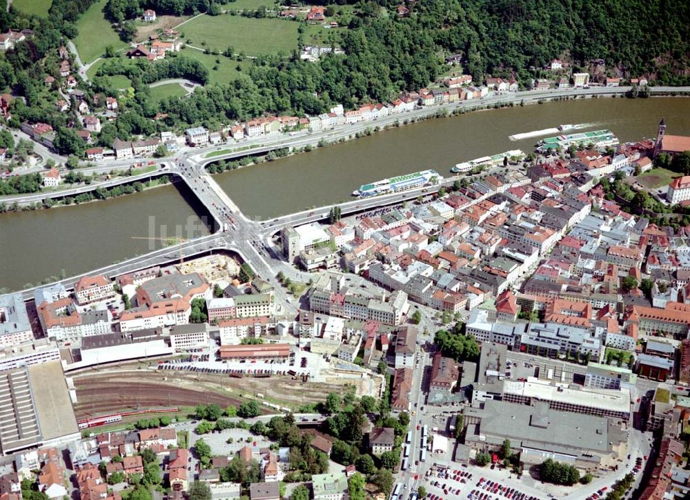 Passau / Bayern aus der Vogelperspektive: Fußgängerzone in der Altstadt von Passau am Hauptbahnhof. Eine Planungsfläche der ECE-Projektmanagement GmbH Hamburg.