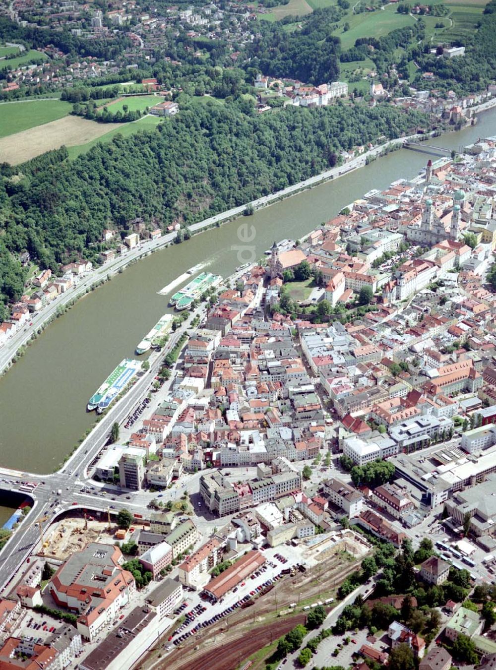 Luftaufnahme Passau / Bayern - Fußgängerzone in der Altstadt von Passau am Hauptbahnhof. Eine Planungsfläche der ECE-Projektmanagement GmbH Hamburg.