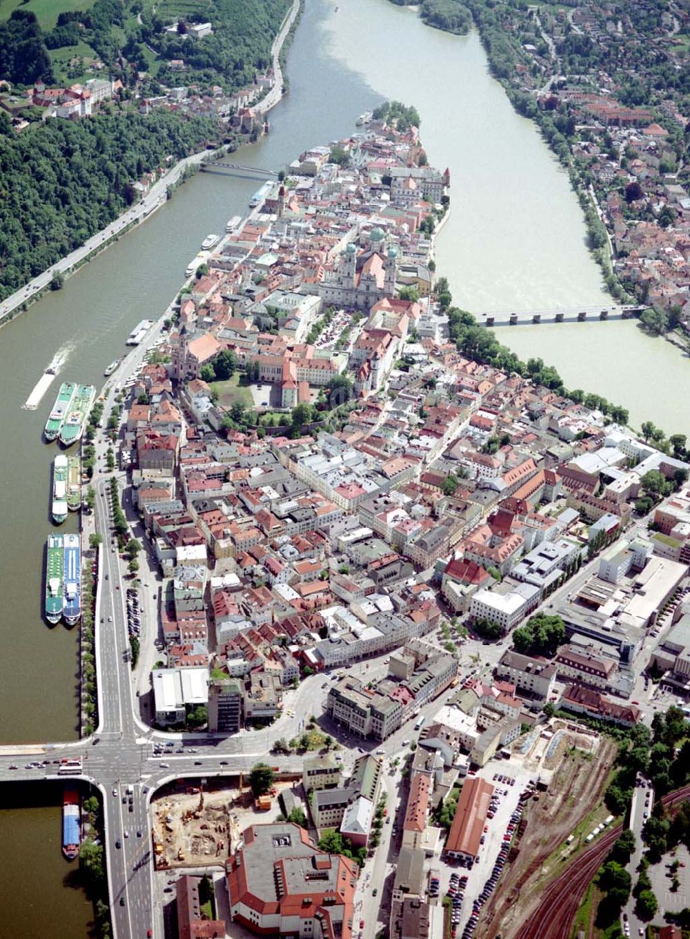 Passau / Bayern von oben - Fußgängerzone in der Altstadt von Passau am Hauptbahnhof. Eine Planungsfläche der ECE-Projektmanagement GmbH Hamburg.