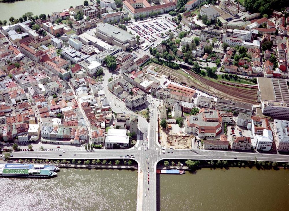 Passau / Bayern aus der Vogelperspektive: Fußgängerzone in der Altstadt von Passau am Hauptbahnhof. Eine Planungsfläche der ECE-Projektmanagement GmbH Hamburg.