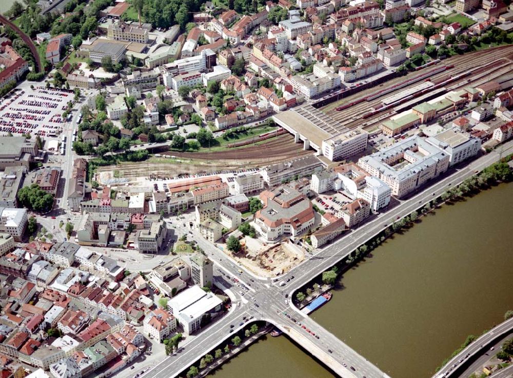 Luftaufnahme Passau / Bayern - Fußgängerzone in der Altstadt von Passau am Hauptbahnhof. Eine Planungsfläche der ECE-Projektmanagement GmbH Hamburg.