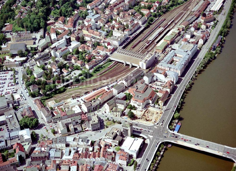 Passau / Bayern von oben - Fußgängerzone in der Altstadt von Passau am Hauptbahnhof. Eine Planungsfläche der ECE-Projektmanagement GmbH Hamburg.