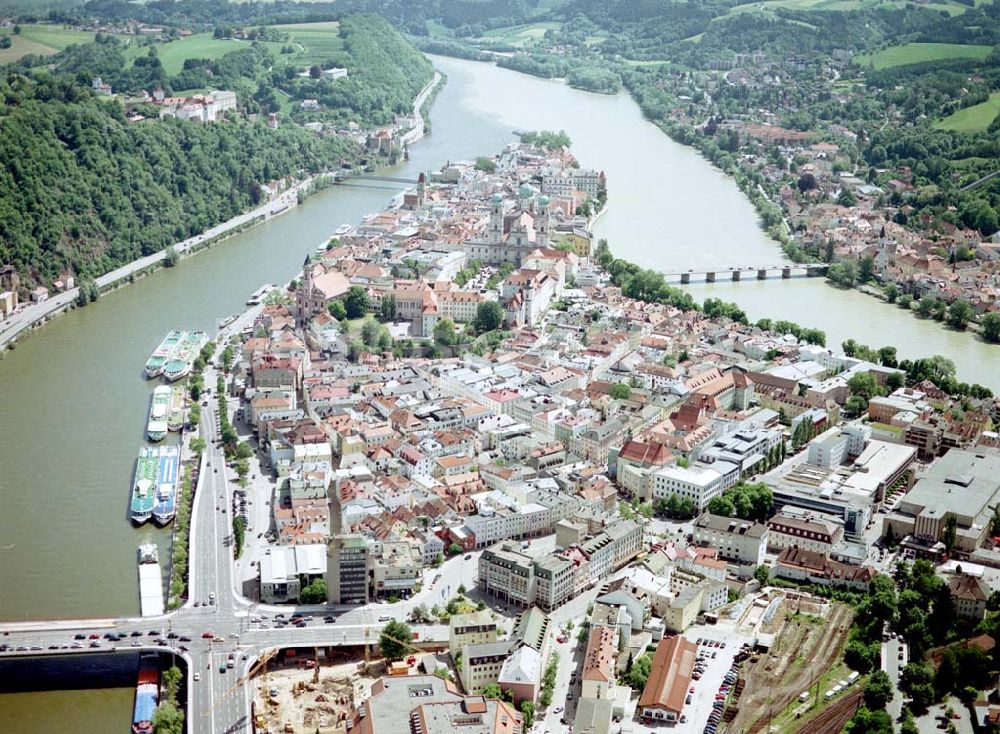 Luftbild Passau / Bayern - Fußgängerzone in der Altstadt von Passau am Hauptbahnhof. Eine Planungsfläche der ECE-Projektmanagement GmbH Hamburg.