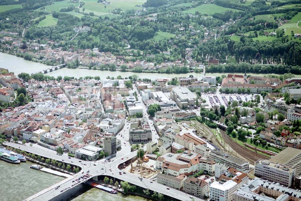 Luftaufnahme Passau / Bayern - Fußgängerzone in der Altstadt von Passau am Hauptbahnhof. Eine Planungsfläche der ECE-Projektmanagement GmbH Hamburg.