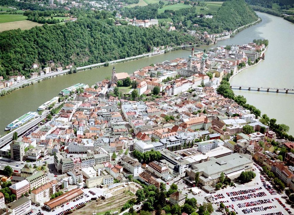 Passau / Bayern von oben - Fußgängerzone in der Altstadt von Passau am Hauptbahnhof. Eine Planungsfläche der ECE-Projektmanagement GmbH Hamburg.