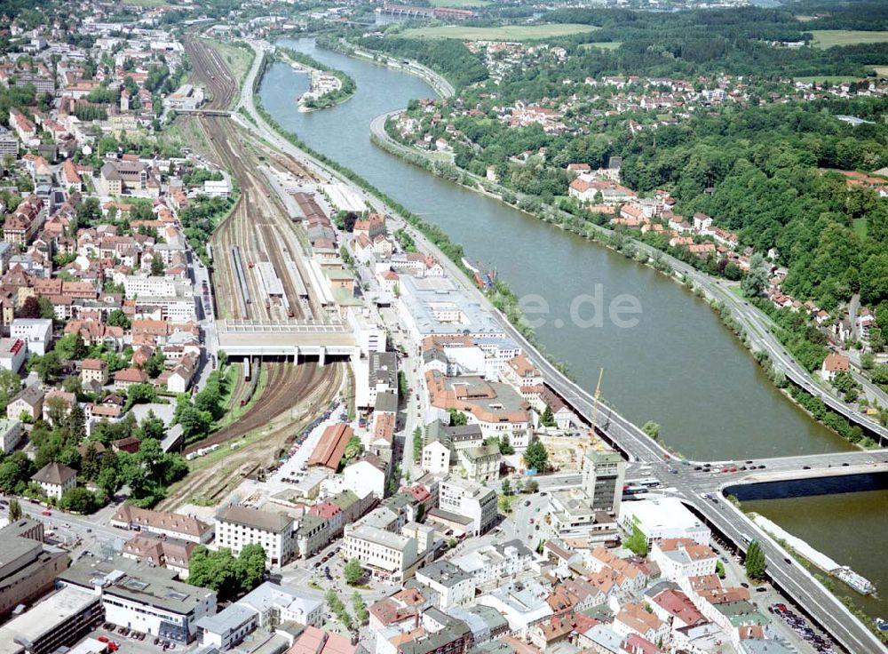 Passau / Bayern aus der Vogelperspektive: Fußgängerzone in der Altstadt von Passau am Hauptbahnhof. Eine Planungsfläche der ECE-Projektmanagement GmbH Hamburg.