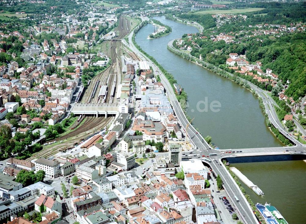 Passau / Bayern von oben - Fußgängerzone in der Altstadt von Passau am Hauptbahnhof. Eine Planungsfläche der ECE-Projektmanagement GmbH Hamburg.