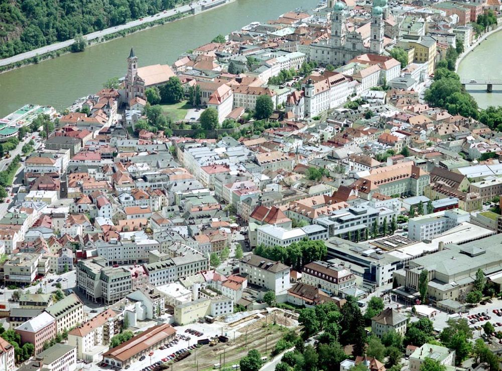 Passau / Bayern aus der Vogelperspektive: Fußgängerzone in der Altstadt von Passau am Hauptbahnhof. Eine Planungsfläche der ECE-Projektmanagement GmbH Hamburg.