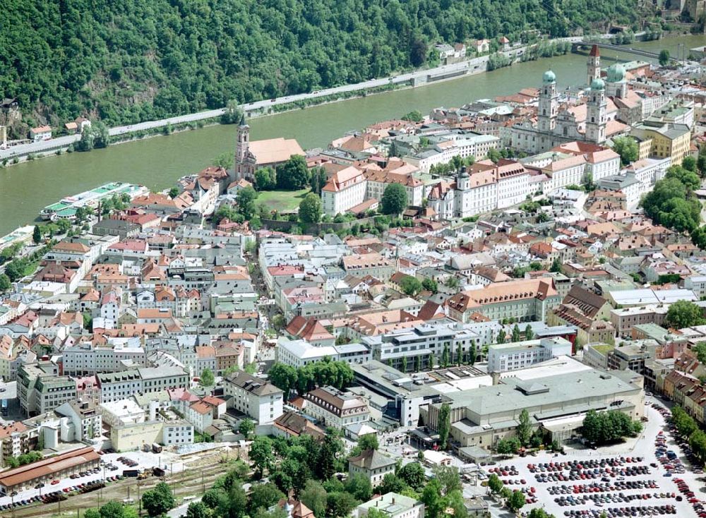 Luftbild Passau / Bayern - Fußgängerzone in der Altstadt von Passau am Hauptbahnhof. Eine Planungsfläche der ECE-Projektmanagement GmbH Hamburg.