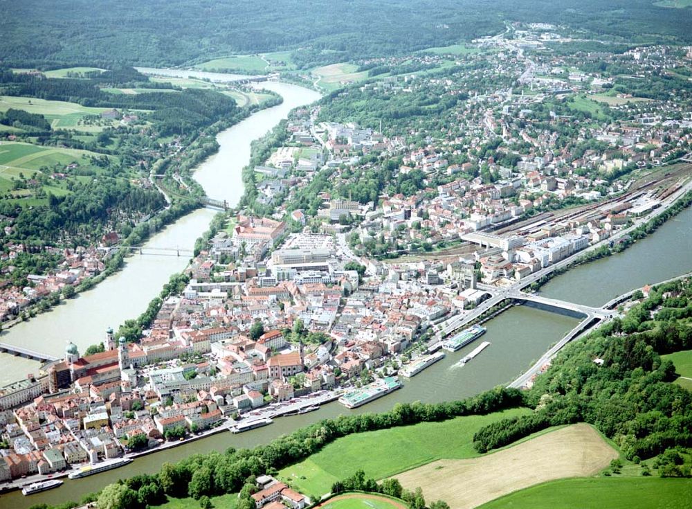 Passau / Bayern von oben - Fußgängerzone in der Altstadt von Passau am Hauptbahnhof. Eine Planungsfläche der ECE-Projektmanagement GmbH Hamburg.