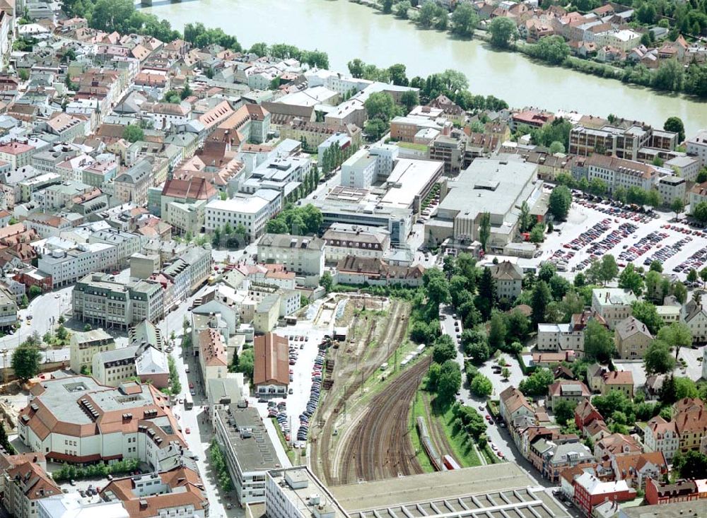 Passau / Bayern aus der Vogelperspektive: Fußgängerzone in der Altstadt von Passau am Hauptbahnhof. Eine Planungsfläche der ECE-Projektmanagement GmbH Hamburg.