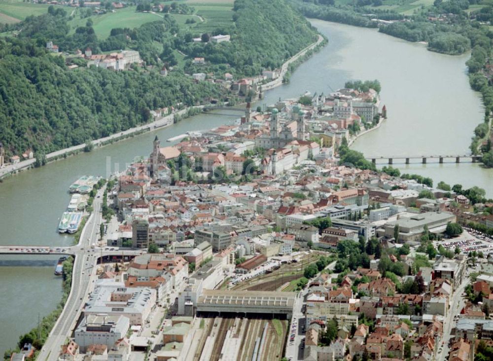 Luftbild Passau / Bayern - Fußgängerzone in der Altstadt von Passau am Hauptbahnhof. Eine Planungsfläche der ECE-Projektmanagement GmbH Hamburg.