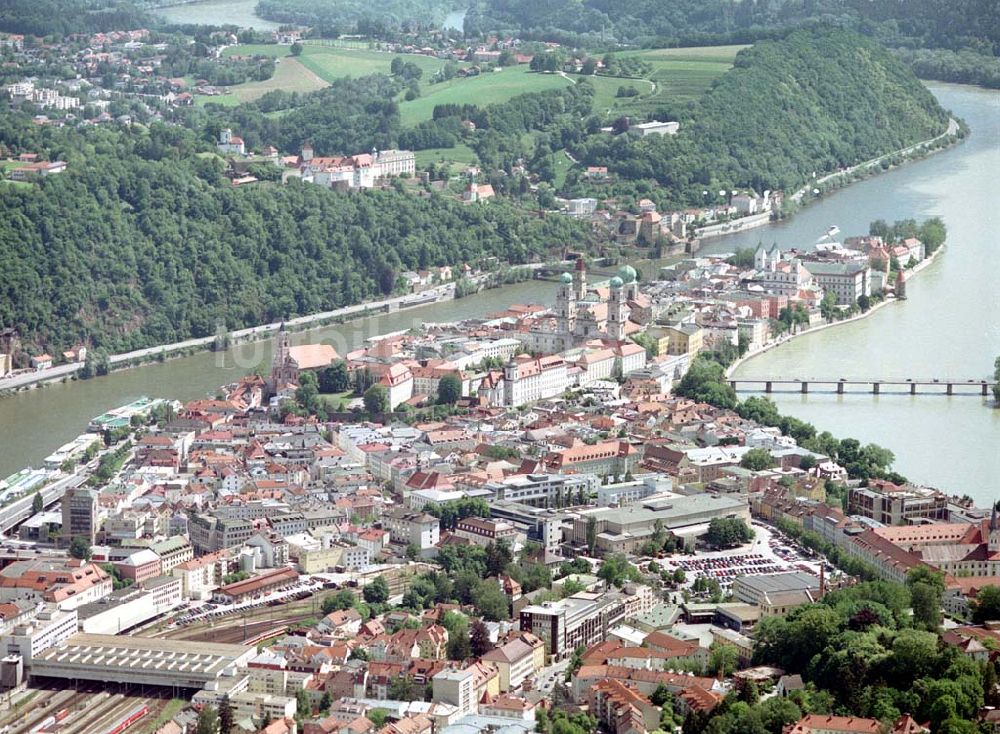 Luftaufnahme Passau / Bayern - Fußgängerzone in der Altstadt von Passau am Hauptbahnhof. Eine Planungsfläche der ECE-Projektmanagement GmbH Hamburg.