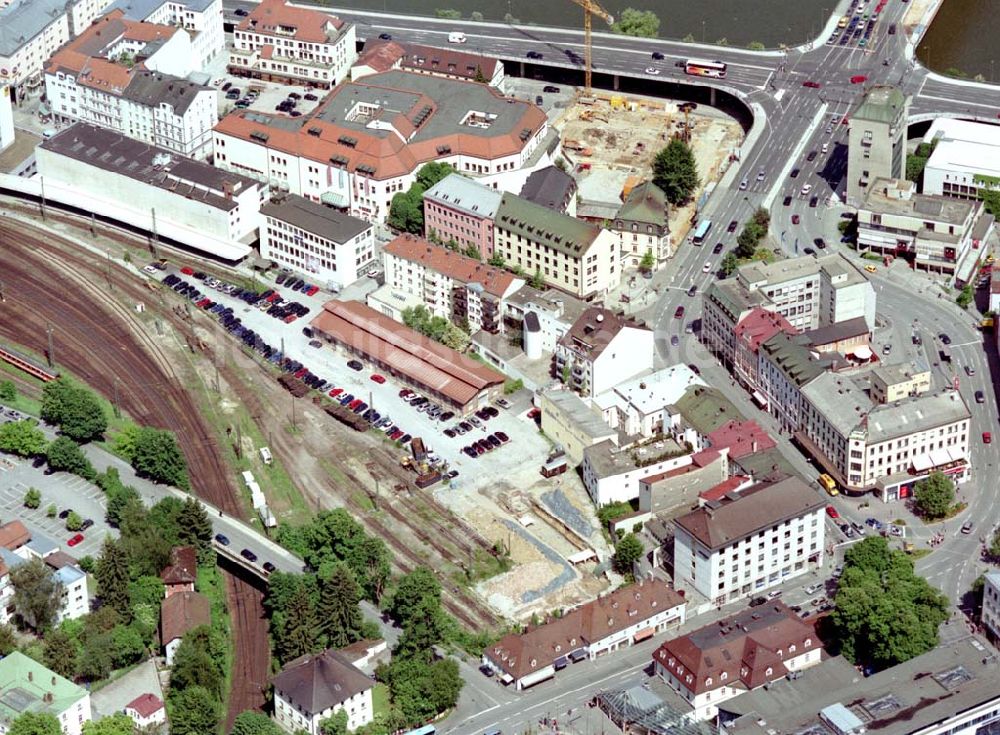 Passau / Bayern aus der Vogelperspektive: Fußgängerzone in der Altstadt von Passau am Hauptbahnhof. Eine Planungsfläche der ECE-Projektmanagement GmbH Hamburg.