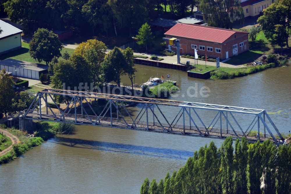 Luftbild Genthin - Fußweg-Brücke Genthin über den Elbe-Havel-Kanal im Bundesland Sachsen-Anhalt