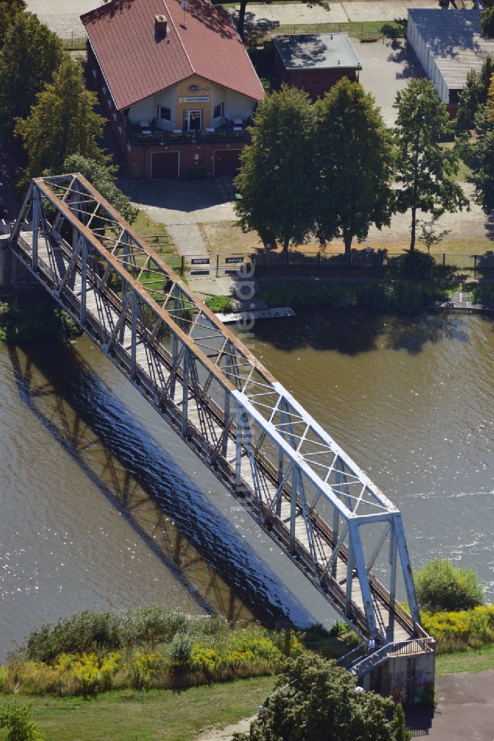 Genthin von oben - Fußweg-Brücke Genthin über den Elbe-Havel-Kanal im Bundesland Sachsen-Anhalt