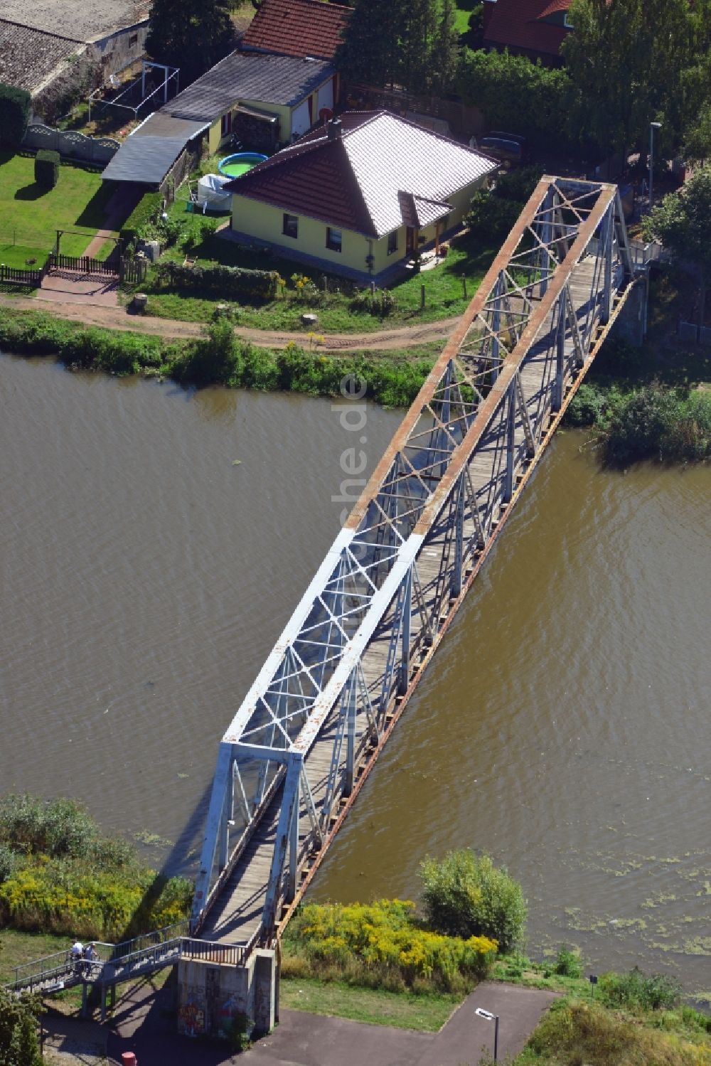 Genthin aus der Vogelperspektive: Fußweg-Brücke Genthin über den Elbe-Havel-Kanal im Bundesland Sachsen-Anhalt