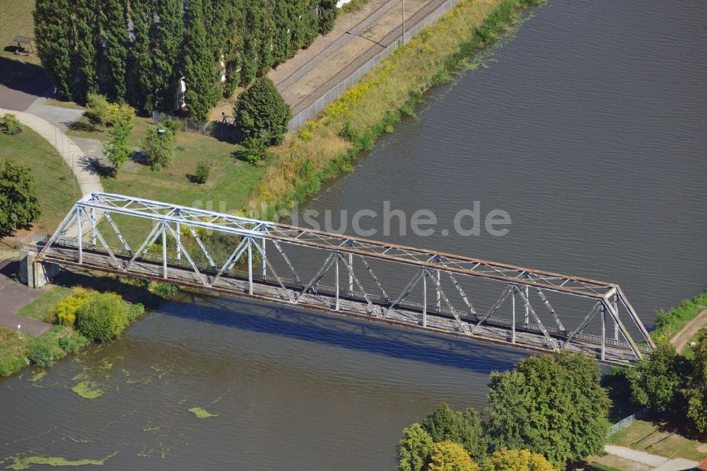 Genthin von oben - Fußweg-Brücke Genthin über den Elbe-Havel-Kanal im Bundesland Sachsen-Anhalt