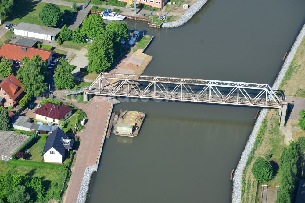 Luftbild Genthin - Fußweg-Brücke Genthin über den Elbe-Havel-Kanal im Bundesland Sachsen-Anhalt