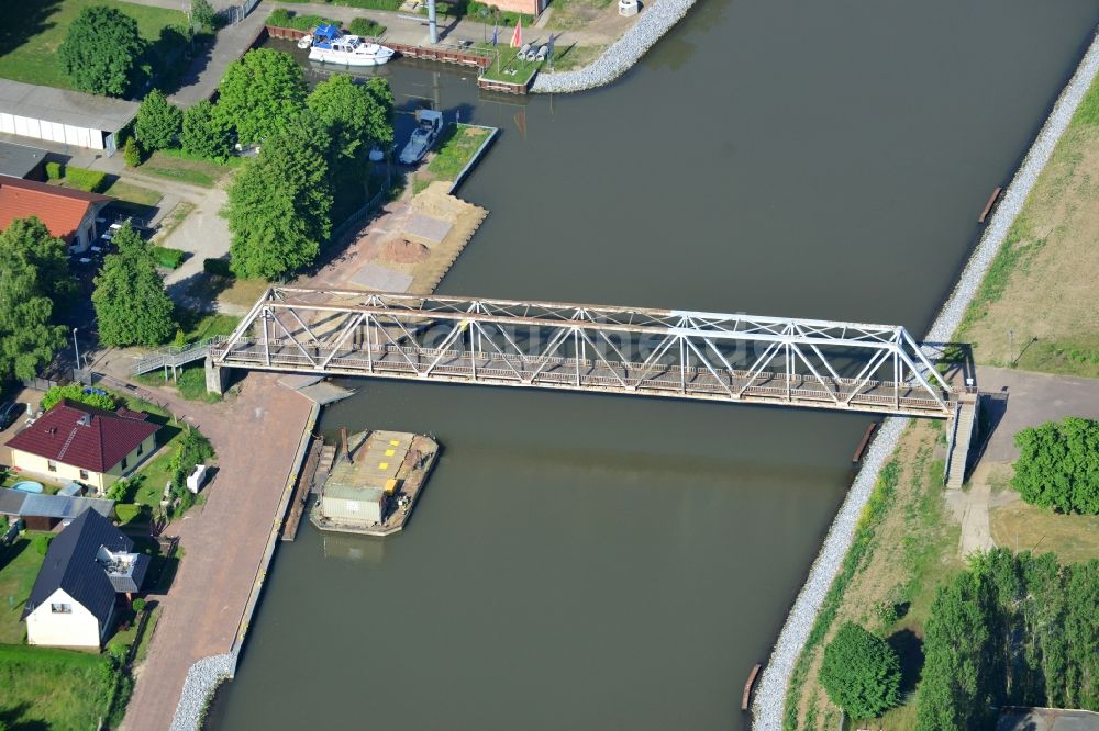 Luftaufnahme Genthin - Fußweg-Brücke Genthin über den Elbe-Havel-Kanal im Bundesland Sachsen-Anhalt