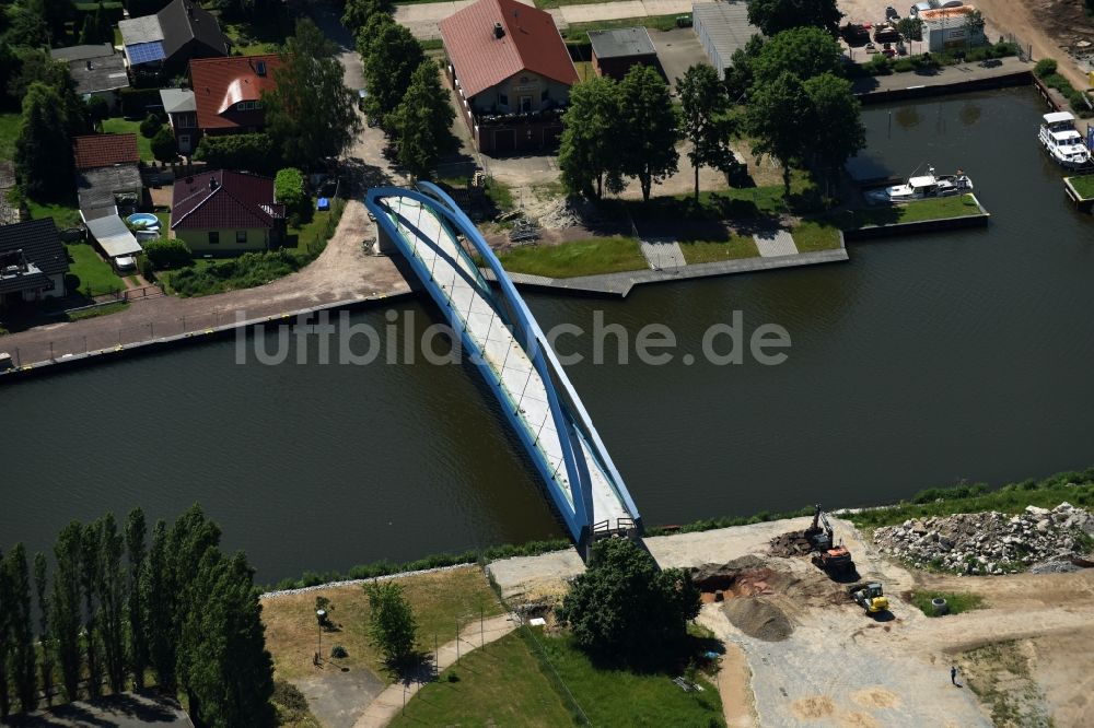 Luftaufnahme Genthin - Fußweg-Brücke Genthin über den Elbe-Havel-Kanal im Bundesland Sachsen-Anhalt