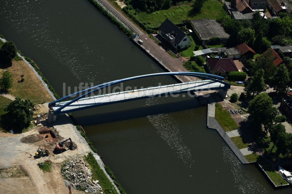 Genthin von oben - Fußweg-Brücke Genthin über den Elbe-Havel-Kanal im Bundesland Sachsen-Anhalt