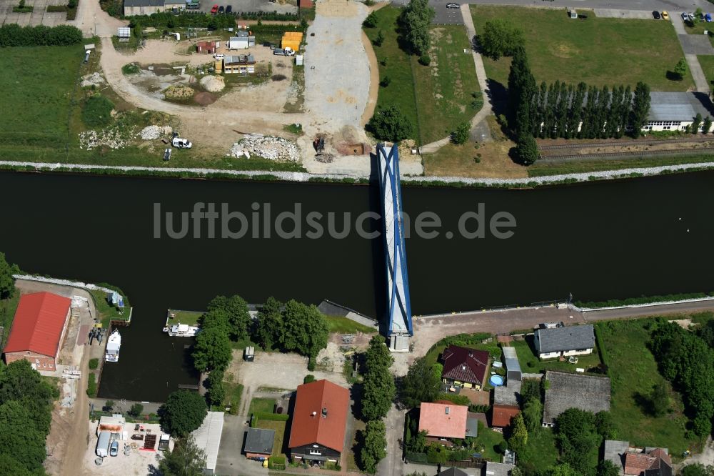 Genthin von oben - Fußweg-Brücke Genthin über den Elbe-Havel-Kanal im Bundesland Sachsen-Anhalt