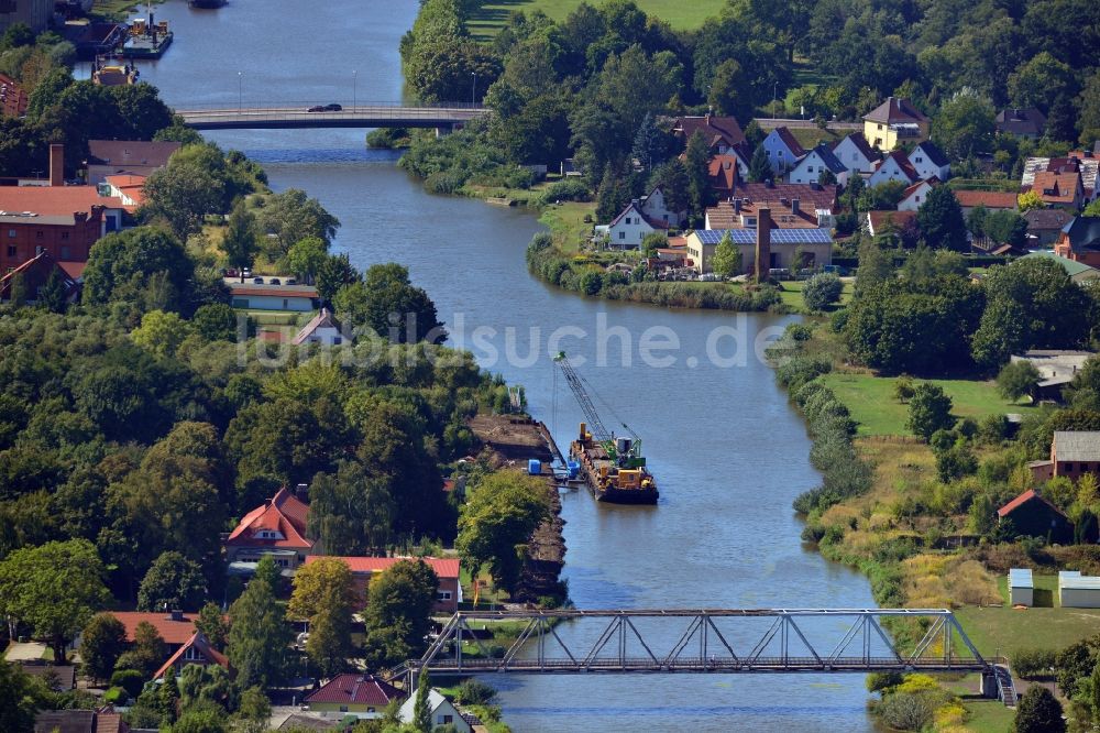 Luftaufnahme Genthin - Fußweg-Brücke und Genthiner Brücke über den Elbe-Havel-Kanal im Bundesland Sachsen-Anhalt