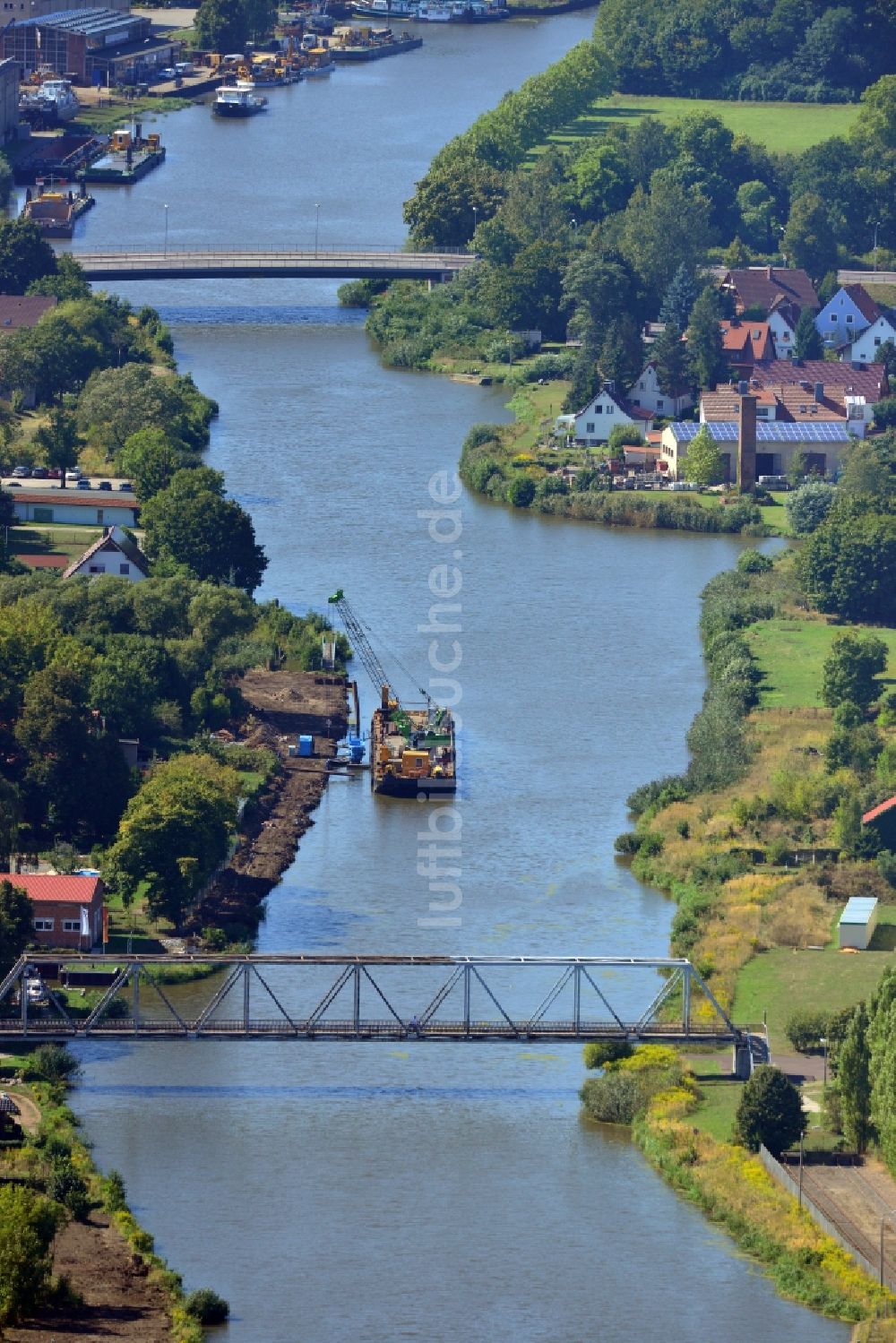 Genthin von oben - Fußweg-Brücke und Genthiner Brücke über den Elbe-Havel-Kanal im Bundesland Sachsen-Anhalt