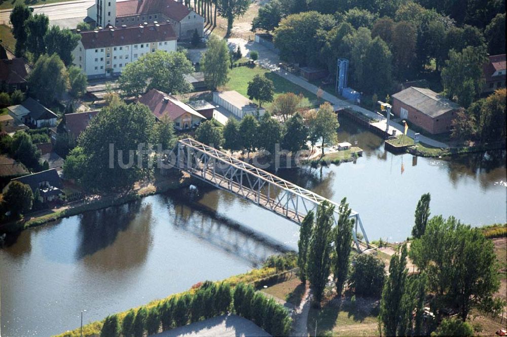 Genthin von oben - Fußwegbrücke Genthin