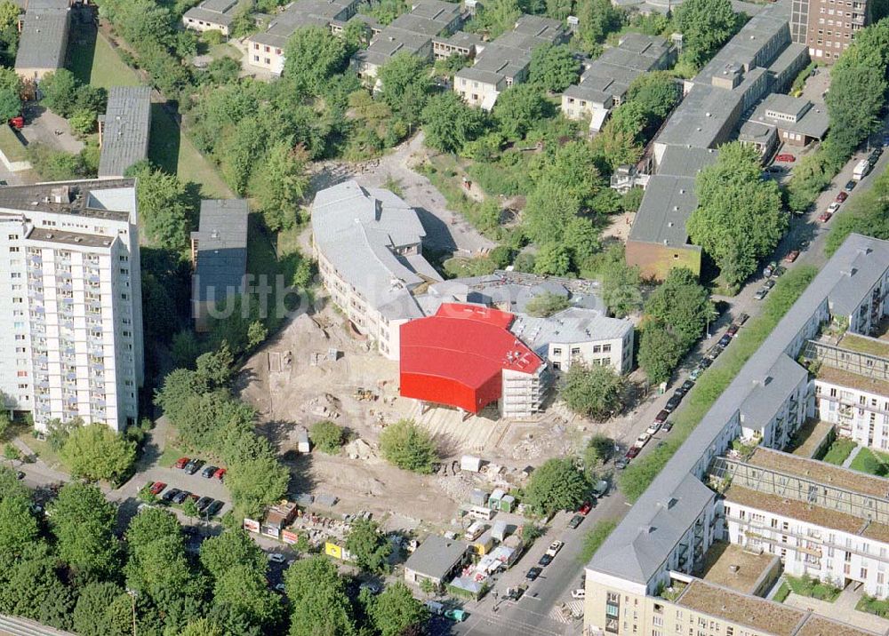 Berlin - Friedrichshain aus der Vogelperspektive: Futuristischer Neubau am Nöldnerplatz in Berlin- Friedrichshain.