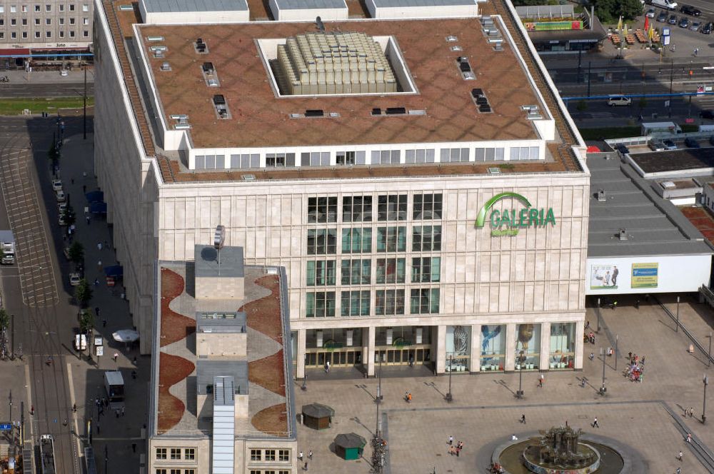 Luftbild Berlin - Galeria Kaufhof und Brunnen der Völkerfreundschaft Alexanderplatz