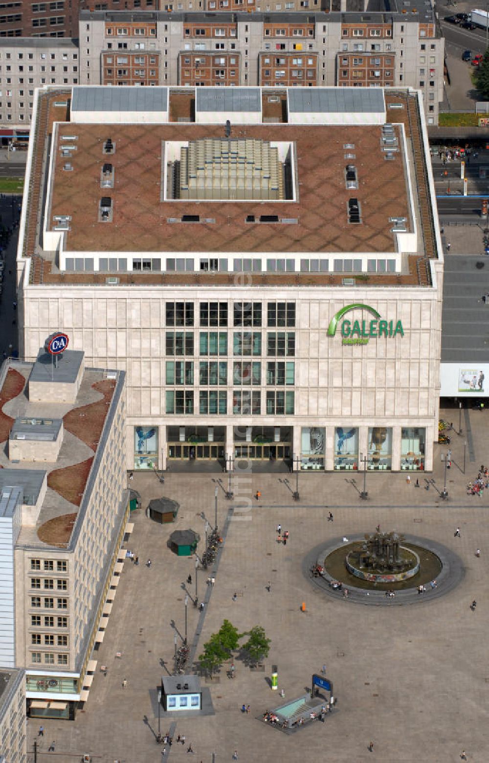 Berlin von oben - Galeria Kaufhof und Brunnen der Völkerfreundschaft Alexanderplatz