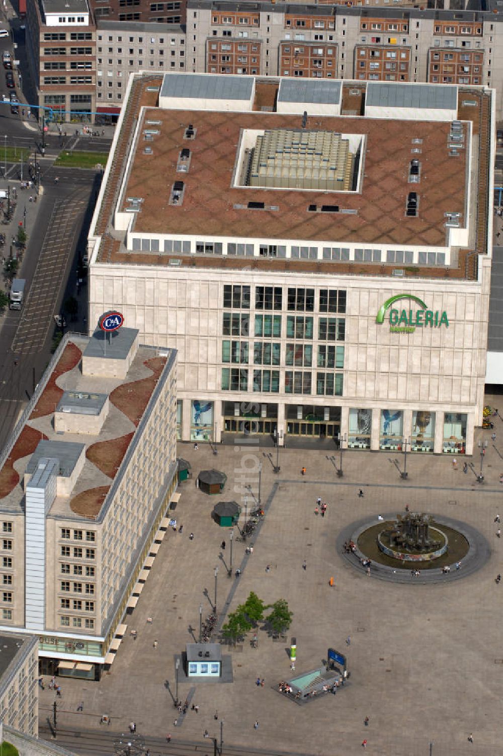 Berlin aus der Vogelperspektive: Galeria Kaufhof und Brunnen der Völkerfreundschaft Alexanderplatz