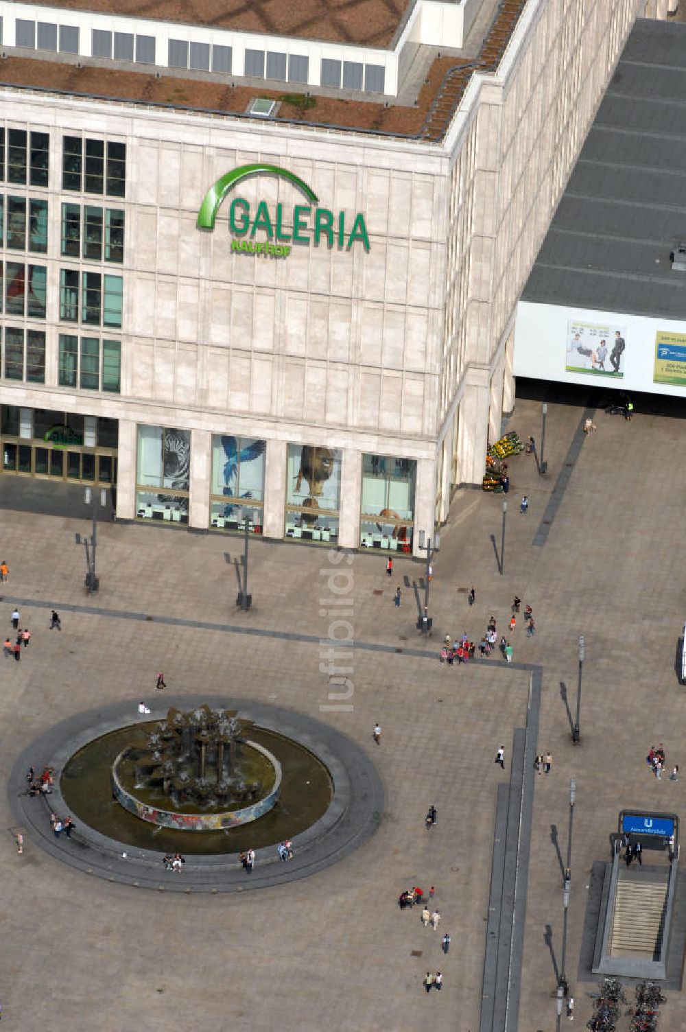 Berlin von oben - Galeria Kaufhof und Brunnen der Völkerfreundschaft Alexanderplatz