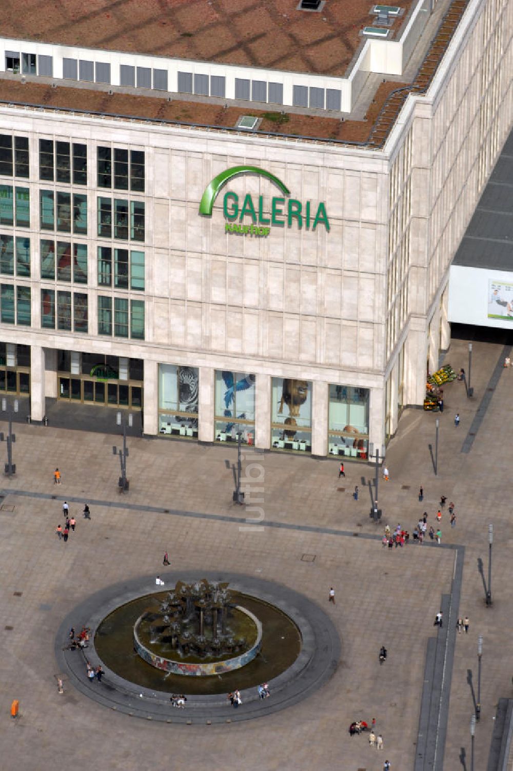 Berlin aus der Vogelperspektive: Galeria Kaufhof und Brunnen der Völkerfreundschaft Alexanderplatz