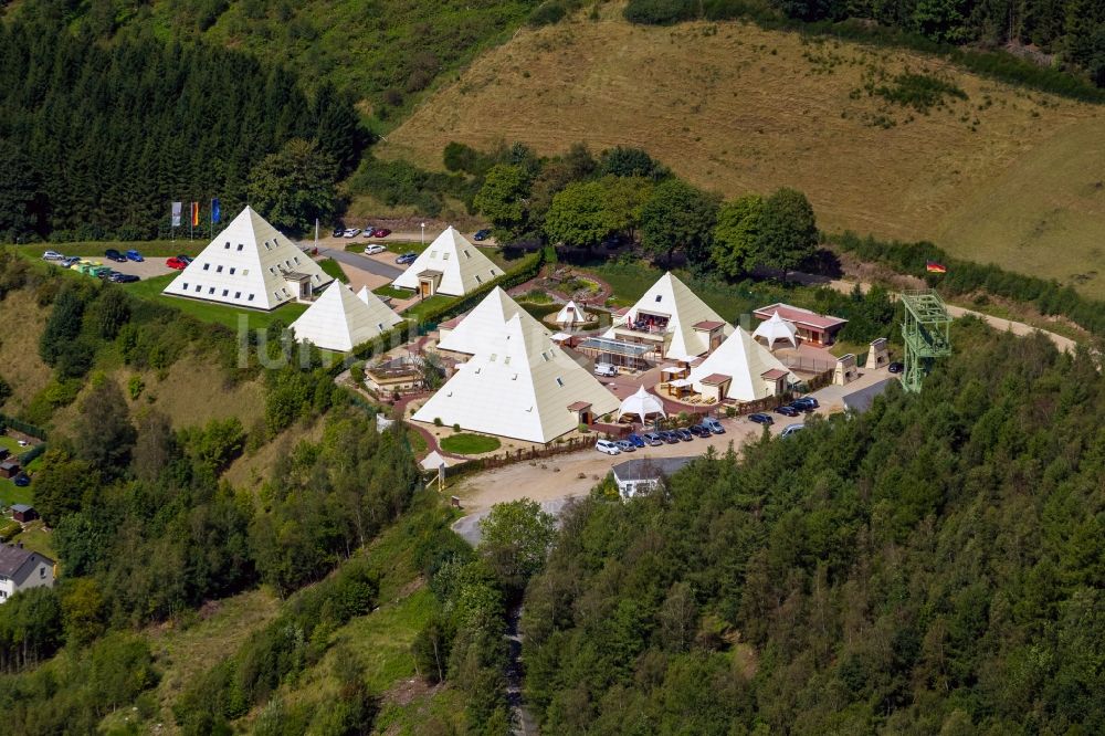 Lennestadt aus der Vogelperspektive: Galileo-Park Sauerland-Pyramiden in Lennestadt im Bundesland Nordrhein-Westfalen