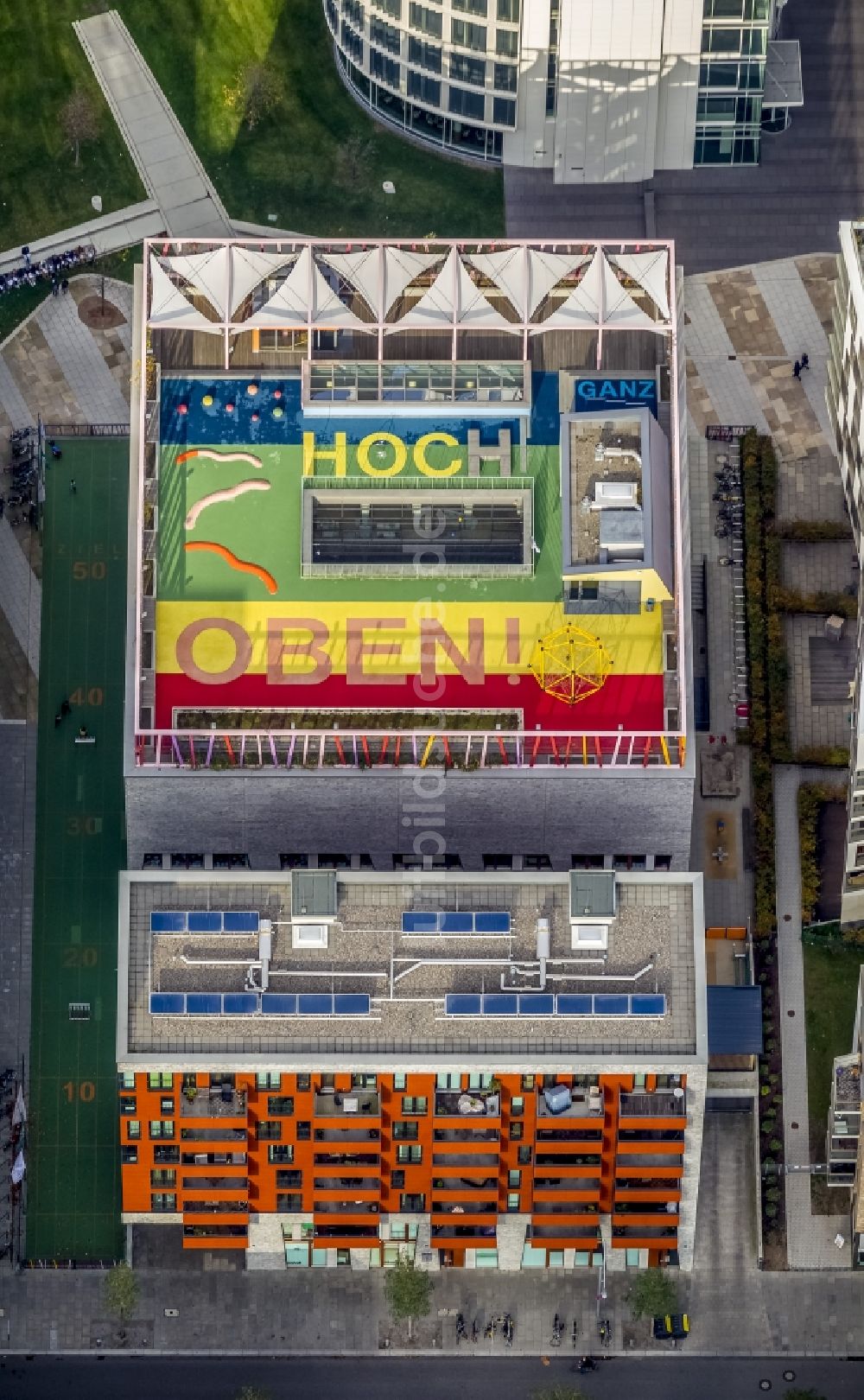 Hamburg aus der Vogelperspektive: GANZ HOCH OBEN Buchstaben- Installation auf dem Dachgeschoß der Katharinnenschule in der Hafencity von Hamburg