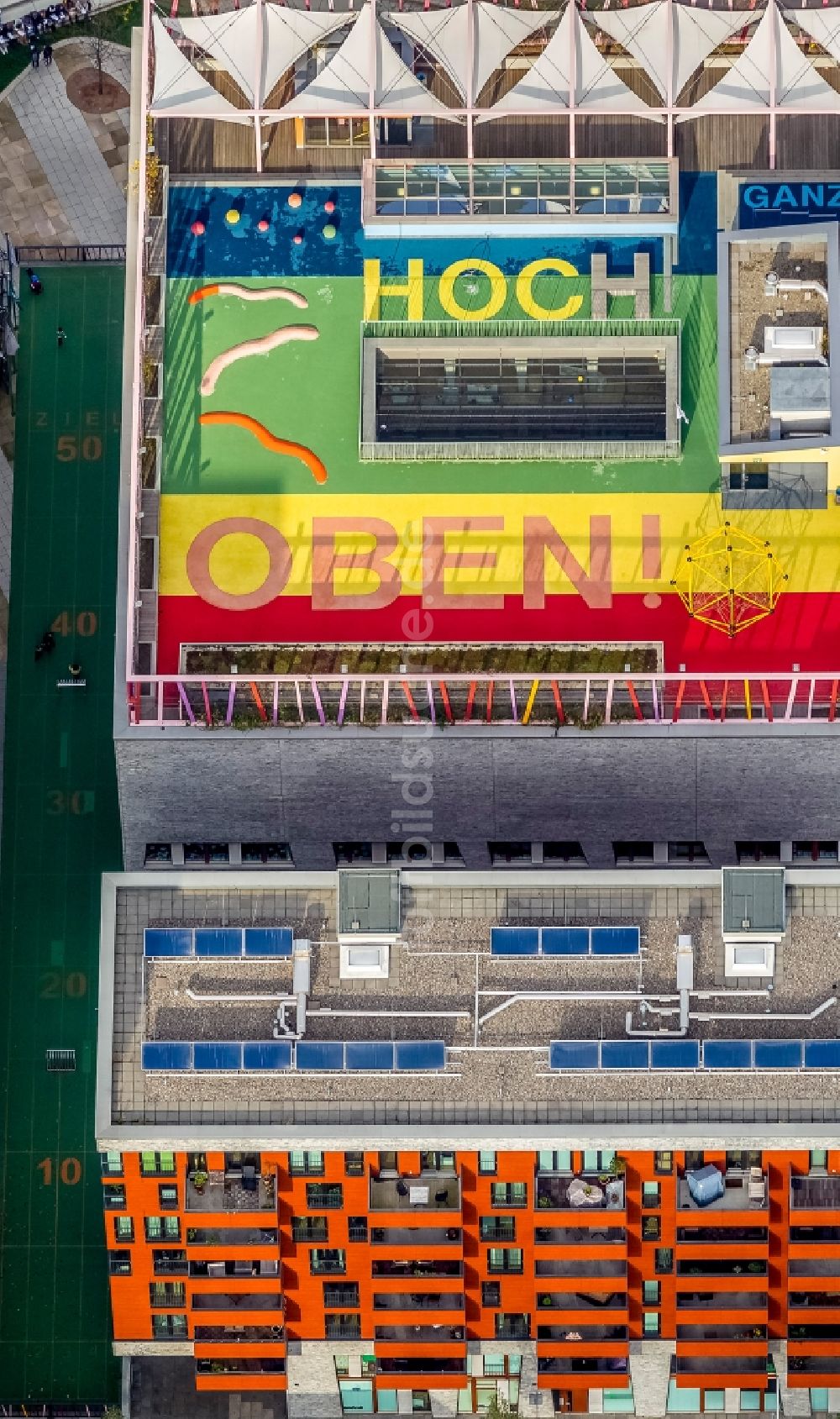 Luftbild Hamburg - GANZ HOCH OBEN Buchstaben- Installation auf dem Dachgeschoß der Katharinnenschule in der Hafencity von Hamburg