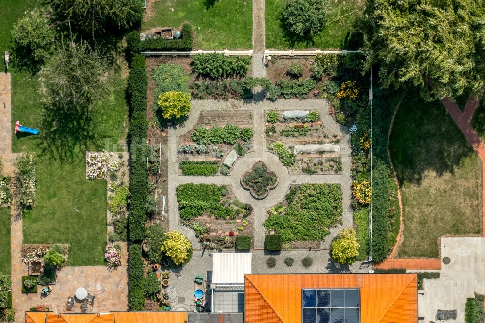 Luftbild Ameke - Garten- Nutzgarten eines altertümlichen Bauerngehöfs in Ameke im Bundesland Nordrhein-Westfalen, Deutschland