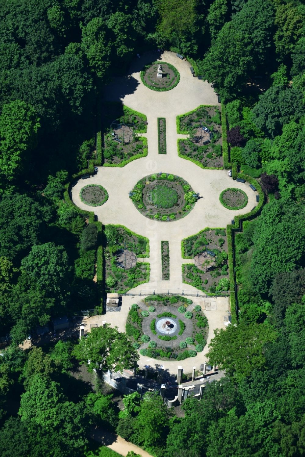 Berlin von oben - Gartenanlage Rosengarten mit Brunnenschale im Tiergarten von Berlin