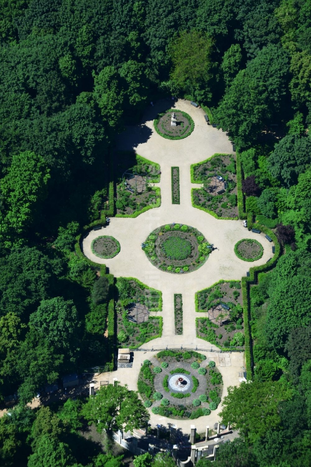 Berlin aus der Vogelperspektive: Gartenanlage Rosengarten mit Brunnenschale im Tiergarten von Berlin