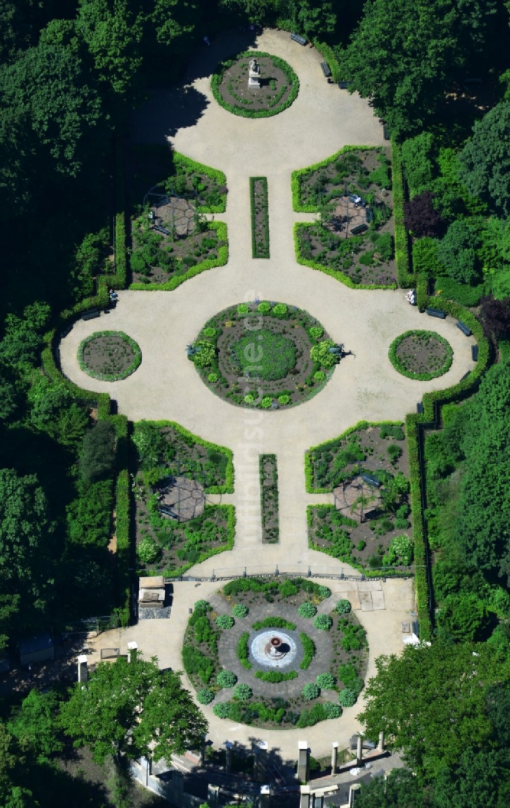 Luftbild Berlin - Gartenanlage Rosengarten mit Brunnenschale im Tiergarten von Berlin