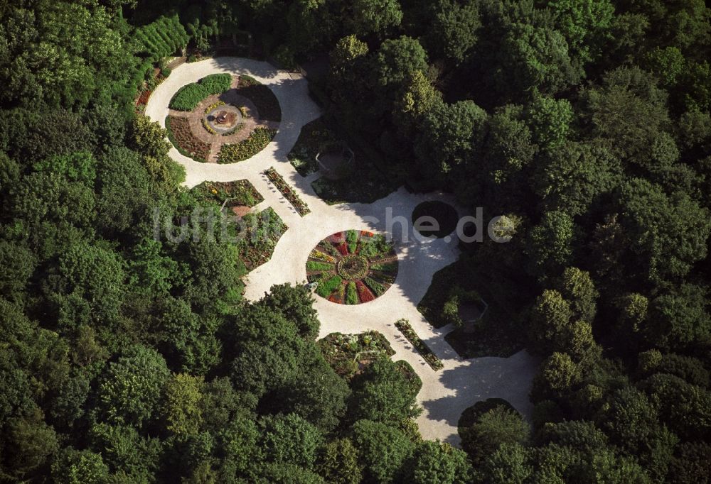 Luftbild Berlin - Gartenanlage Rosengarten mit Brunnenschale im Tiergarten von Berlin