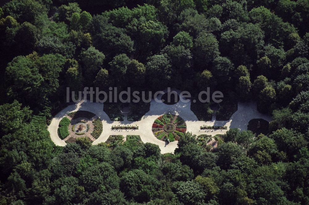 Luftaufnahme Berlin - Gartenanlage Rosengarten mit Brunnenschale im Tiergarten von Berlin