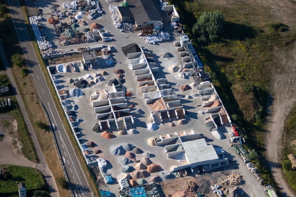 Graben-Neudorf aus der Vogelperspektive: Gartenkies, Badische Terrazzo Handels- gesellschaft mbH im Ortsteil Neudorf in Graben-Neudorf im Bundesland Baden-Württemberg, Deutschland